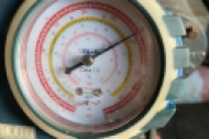 特灵中央空调油压不对劲